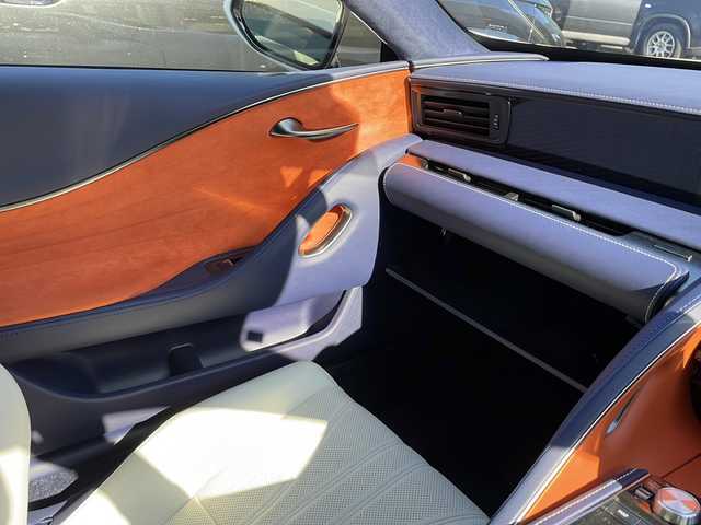 レクサス ＬＣ 500 Lパッケージ 東京都 2018(平30)年 0.4万km ホワイトノーヴァガラスフレーク ワンオーナー/登録時走行距離【4205km】/純正ナビ/（フルセグ/BT/CD/DVD/FM/AM）/ドライブレコーダー【前後】/バックカメラ　ETC2.0/ガラスルーフ【開かない】/Lexus Safety System +/・レーンキーピングアシスト/・プリクラッシュセーフティ/・レーダークルーズコントロール/・オートマチックハイビーム/ブラインドスポットモニター/コーナーセンサー/ヘッドアップディスプレイ/パドルシフト/ステアリングヒーター/レザーシート/シートヒーター（D/N）/エアーシート（D/N）/オートホールド/スマートキー×２/カードキー×１/純正２１インチアルミ