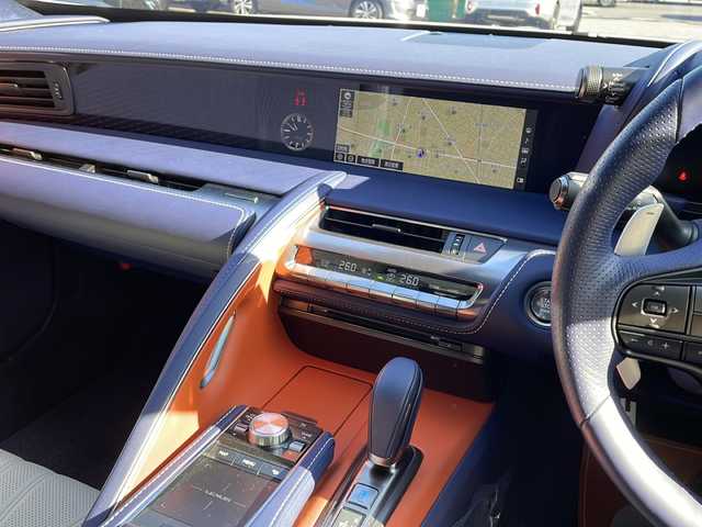 レクサス ＬＣ 500 Lパッケージ 東京都 2018(平30)年 0.4万km ホワイトノーヴァガラスフレーク ワンオーナー/登録時走行距離【4205km】/純正ナビ/（フルセグ/BT/CD/DVD/FM/AM）/ドライブレコーダー【前後】/バックカメラ　ETC2.0/ガラスルーフ【開かない】/Lexus Safety System +/・レーンキーピングアシスト/・プリクラッシュセーフティ/・レーダークルーズコントロール/・オートマチックハイビーム/ブラインドスポットモニター/コーナーセンサー/ヘッドアップディスプレイ/パドルシフト/ステアリングヒーター/レザーシート/シートヒーター（D/N）/エアーシート（D/N）/オートホールド/スマートキー×２/カードキー×１/純正２１インチアルミ