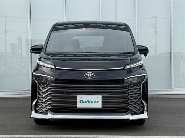トヨタ ヴォクシー S－Z 神奈川県 2022(令4)年 1.9万km アティチュードブラックマイカ ・純正１０．５インチナビ　/・快適パッケージ　/・バックカメラ　/・両側パワースライドドア　/・ＡｐｐｌｅＣａｒＰｌａｙ　ＡｎｄｒｏｉｄＡｕｔｏ　/・Ｂｌｕｅｔｏｏｔｈ　/・フルセグＴＶ　/・ＤＶＤ　ＣＤ　/・ＥＴＣ２．０/・シートヒーター（１・２列目）/・オートエアコン（前後）/・折りたたみ式大型サイドテーブル（充電用USB端子2個）/・パワーバックドア/・２列目オットマン/・トヨタセーフティーセンス