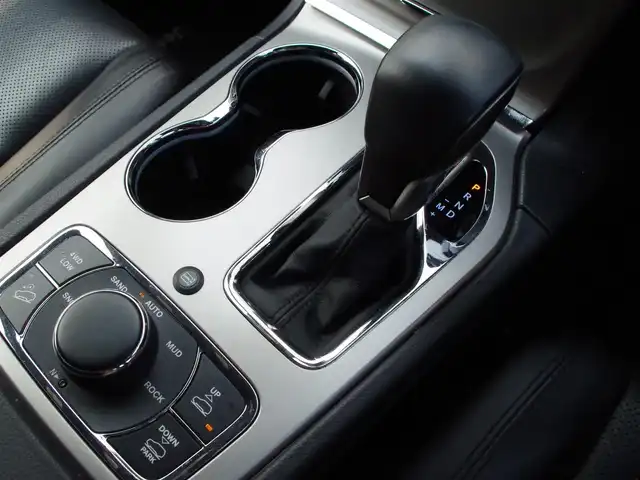 クライスラー・ジープ ジープ グランドチェロキー LTD 埼玉県 2019(令1)年 5.2万km 白 ブラックレザーシート/アダプティブクルーズコントロール/CarPlay/パークセンサー/ブラインドスポットモニター/バック/サイドカメラ/純正ナビ/ドラレコ/ETC/フルセグTV/シートヒーター/エアサス/ベンチレーション