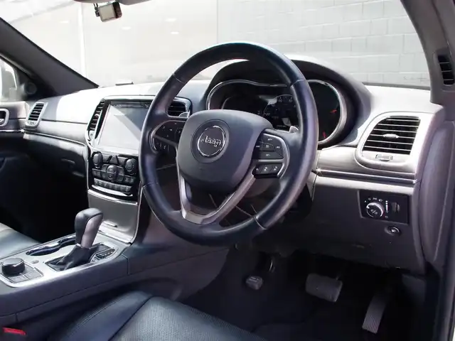 クライスラー・ジープ ジープ グランドチェロキー LTD 埼玉県 2019(令1)年 5.2万km 白 ブラックレザーシート/アダプティブクルーズコントロール/CarPlay/パークセンサー/ブラインドスポットモニター/バック/サイドカメラ/純正ナビ/ドラレコ/ETC/フルセグTV/シートヒーター/エアサス/ベンチレーション