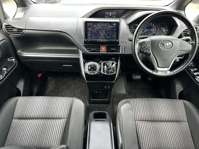 トヨタ ヴォクシー ハイブリッド ZS 煌 福岡県 2018(平30)年 7.7万km ブラック 社外９型ナビ/（AM/FM/CD/DVD/BT)/フルセグTV/バックカメラ/両側パワースライドドア /純正フリップダウンモニター/クルーズコントロール/ビルトインETC/スマートキー/プッシュスタート/前席シートヒーター /プリクラッシュ セーフティ/レーンキープアシスト/横滑り防止装置/純正１６インチAW/LEDヘッドライト/フロアマット/取り扱い説明書/保証書