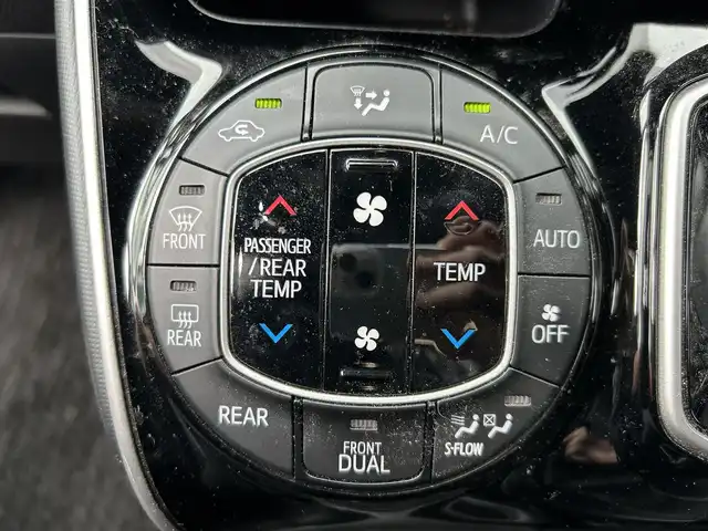 トヨタ ヴォクシー ハイブリッド ZS 煌 福岡県 2018(平30)年 7.7万km ブラック 社外９型ナビ/（AM/FM/CD/DVD/BT)/フルセグTV/バックカメラ/両側パワースライドドア /純正フリップダウンモニター/クルーズコントロール/ビルトインETC/スマートキー/プッシュスタート/前席シートヒーター /プリクラッシュ セーフティ/レーンキープアシスト/横滑り防止装置/純正１６インチAW/LEDヘッドライト/フロアマット/取り扱い説明書/保証書