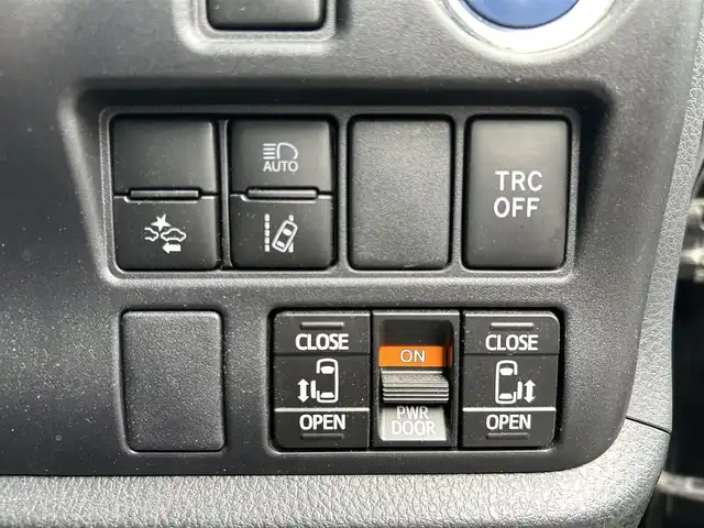 トヨタ ヴォクシー ハイブリッド ZS 煌 福岡県 2018(平30)年 7.7万km ブラック 社外９型ナビ/（AM/FM/CD/DVD/BT)/フルセグTV/バックカメラ/両側パワースライドドア /純正フリップダウンモニター/クルーズコントロール/ビルトインETC/スマートキー/プッシュスタート/前席シートヒーター /プリクラッシュ セーフティ/レーンキープアシスト/横滑り防止装置/純正１６インチAW/LEDヘッドライト/フロアマット/取り扱い説明書/保証書