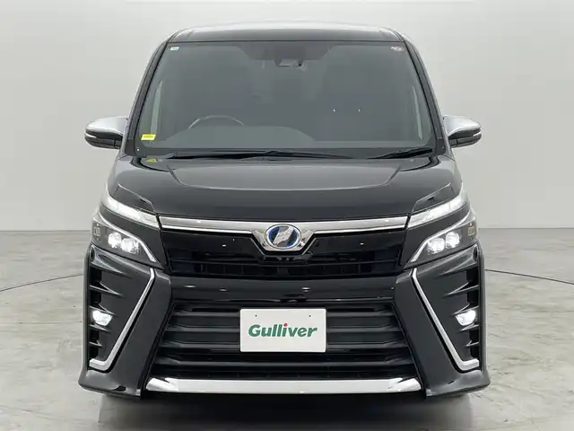 トヨタ ヴォクシー ハイブリッド ZS 煌 福岡県 2018(平30)年 7.8万km ブラック 社外９型ナビ（ＢＴ，フルセグＴＶ）　/バックカメラ　/ビルトインＥＴＣ　/クルーズコントロール　/衝突軽減ブレーキ　/レーンキープ　/両側電動スライドドア　/シートヒーター　/Ｗエアコン　/純正１６インチＡＷ　/ＬＥＤ