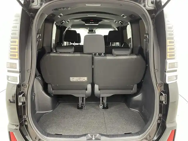 トヨタ ヴォクシー ハイブリッド ZS 煌 福岡県 2018(平30)年 7.8万km ブラック 社外９型ナビ（ＢＴ，フルセグＴＶ）　/バックカメラ　/ビルトインＥＴＣ　/クルーズコントロール　/衝突軽減ブレーキ　/レーンキープ　/両側電動スライドドア　/シートヒーター　/Ｗエアコン　/純正１６インチＡＷ　/ＬＥＤ