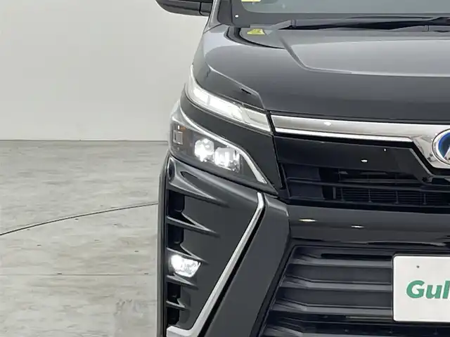 トヨタ ヴォクシー ハイブリッド ZS 煌 福岡県 2018(平30)年 7.8万km ブラック 社外９型ナビ（ＢＴ，フルセグＴＶ）　/バックカメラ　/ビルトインＥＴＣ　/クルーズコントロール　/衝突軽減ブレーキ　/レーンキープ　/両側電動スライドドア　/シートヒーター　/Ｗエアコン　/純正１６インチＡＷ　/ＬＥＤ