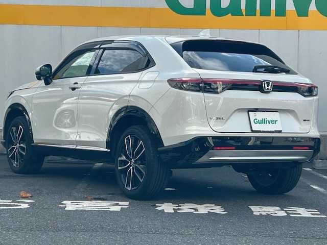 ホンダ ヴェゼル ハイブリッド e:HEV Z 東京都 2022(令4)年 3.7万km プラチナホワイトパール ９インチメモリナビ/フルセグテレビ/ETC2.0/マルチビューカメラシステム/ブラインドスポットインフォメーション/追従型クルーズコントロール/パワーバックドア/前後コーナーセンサー/本革巻きステアリング/ステアリングヒーター/プリクラッシュセーフティ/パドルシフト/パワーバックドア/ハーフレーザーシート/シートヒーター（D＋N席）/横滑り防止装置/ダウンヒルアシストコントロール/プッシュスタート/純正アルミホイール/純正フロアマット