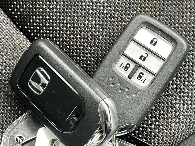 ホンダ フリード ハイブリット クロスター 熊本県 2022(令4)年 4.8万km プレミアムクリスタルレッドM 純正前後ドライブレコーダー　/純正フリップダウンモニター/純正9インチナビ（ＣＤ・ＤＶＤ・フルセグ・ＢＴ・ＳＤ・ApplCarPlay）/バックカメラ　/ビルトインＥＴＣ　/両側パワースライドドア　/後ろのみクリアランスソナー　/前席シートヒーター　/レーダークルーズコントロール/衝突軽減ブレーキ/先行車発進お知らせ機能/路外逸脱制御機能/標識認識機能/ハーフレザーシート/純正フロアマット/純正１５インチAW/オートライト/LEDヘッドライト/フォグランプ/スマートキー/プッシュスタート/スペアキー1本