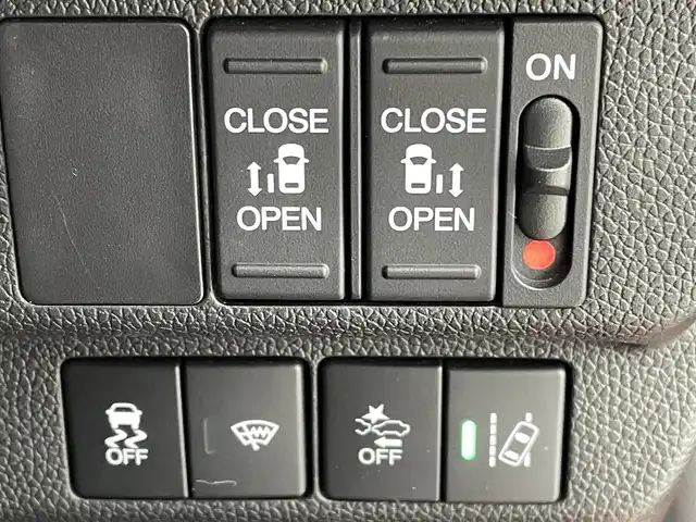 ホンダ フリード ハイブリット クロスター 熊本県 2022(令4)年 4.8万km プレミアムクリスタルレッドM 純正前後ドライブレコーダー　/純正フリップダウンモニター/純正9インチナビ（ＣＤ・ＤＶＤ・フルセグ・ＢＴ・ＳＤ・ApplCarPlay）/バックカメラ　/ビルトインＥＴＣ　/両側パワースライドドア　/後ろのみクリアランスソナー　/前席シートヒーター　/レーダークルーズコントロール/衝突軽減ブレーキ/先行車発進お知らせ機能/路外逸脱制御機能/標識認識機能/ハーフレザーシート/純正フロアマット/純正１５インチAW/オートライト/LEDヘッドライト/フォグランプ/スマートキー/プッシュスタート/スペアキー1本