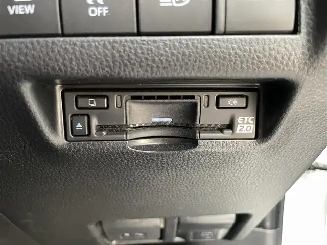 トヨタ ハリアー Z レザーパッケージ 鹿児島県 2024(令6)年 3万km プラチナホワイトパールマイカ パノラミックビューモニター/12.3インチディスプレイオーディオ/　・Bluetooth/　・フルセグTV/　・AppleCarPlay/　・AndroidAuto/デジタルインナーミラー/カラーヘッドアップディスプレイ/トヨタセーフティセンス/　・プリクラッシュセーフティ/　・レーダーレーシングアシスト+レーンディパーチャーアラート/　・レーダークルーズコントロール/　・アダプティブハイビームシステム/　・ロードサインアシスト/　・ドライバー異常時対応システム/　・プロアクティブドライブングアシスト/　・発進遅れ告知機能/パーキングサポートブレーキ/ブラインドスポットモニター/JBLプレミアムサウンド/本革シート/本革巻きステアリング/ステアリングヒーター/電動パーキングブレーキ/オートブレーキホールド/パワーバックドア/LEDヘッドライト/フォグランプ/電動格納ミラー/ETC