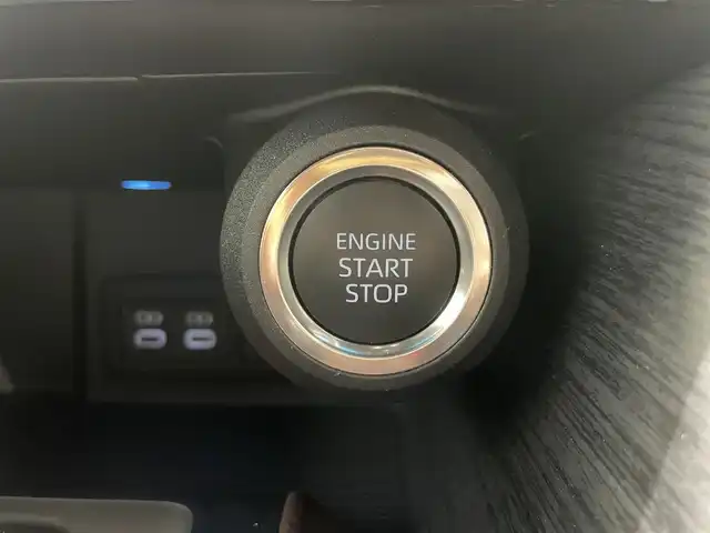 トヨタ ハリアー Z レザーパッケージ 鹿児島県 2024(令6)年 3万km プラチナホワイトパールマイカ パノラミックビューモニター/12.3インチディスプレイオーディオ/　・Bluetooth/　・フルセグTV/　・AppleCarPlay/　・AndroidAuto/デジタルインナーミラー/カラーヘッドアップディスプレイ/トヨタセーフティセンス/　・プリクラッシュセーフティ/　・レーダーレーシングアシスト+レーンディパーチャーアラート/　・レーダークルーズコントロール/　・アダプティブハイビームシステム/　・ロードサインアシスト/　・ドライバー異常時対応システム/　・プロアクティブドライブングアシスト/　・発進遅れ告知機能/パーキングサポートブレーキ/ブラインドスポットモニター/JBLプレミアムサウンド/本革シート/本革巻きステアリング/ステアリングヒーター/電動パーキングブレーキ/オートブレーキホールド/パワーバックドア/LEDヘッドライト/フォグランプ/電動格納ミラー/ETC