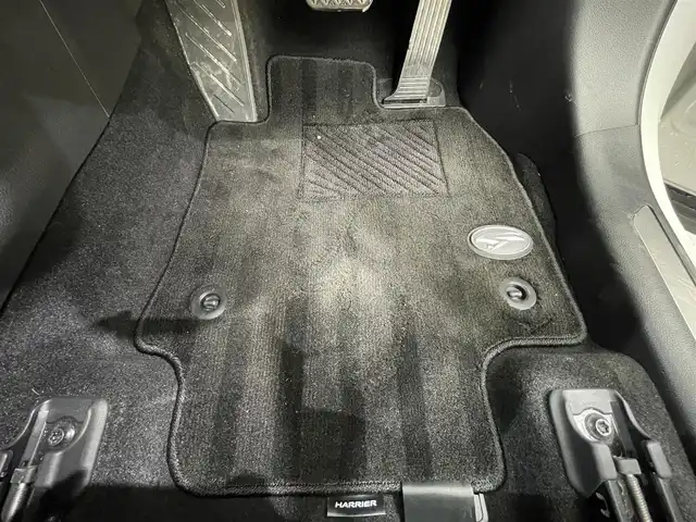 トヨタ ハリアー Z レザーパッケージ 鹿児島県 2024(令6)年 3万km プラチナホワイトパールマイカ パノラミックビューモニター/12.3インチディスプレイオーディオ/　・Bluetooth/　・フルセグTV/　・AppleCarPlay/　・AndroidAuto/デジタルインナーミラー/カラーヘッドアップディスプレイ/トヨタセーフティセンス/　・プリクラッシュセーフティ/　・レーダーレーシングアシスト+レーンディパーチャーアラート/　・レーダークルーズコントロール/　・アダプティブハイビームシステム/　・ロードサインアシスト/　・ドライバー異常時対応システム/　・プロアクティブドライブングアシスト/　・発進遅れ告知機能/パーキングサポートブレーキ/ブラインドスポットモニター/JBLプレミアムサウンド/本革シート/本革巻きステアリング/ステアリングヒーター/電動パーキングブレーキ/オートブレーキホールド/パワーバックドア/LEDヘッドライト/フォグランプ/電動格納ミラー/ETC