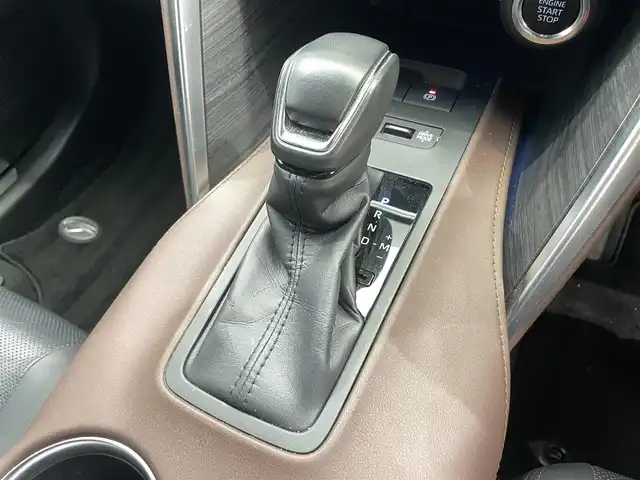 トヨタ ハリアー Z レザーパッケージ 鹿児島県 2024(令6)年 3万km プラチナホワイトパールマイカ パノラミックビューモニター/12.3インチディスプレイオーディオ/　・Bluetooth/　・フルセグTV/　・AppleCarPlay/　・AndroidAuto/デジタルインナーミラー/カラーヘッドアップディスプレイ/トヨタセーフティセンス/　・プリクラッシュセーフティ/　・レーダーレーシングアシスト+レーンディパーチャーアラート/　・レーダークルーズコントロール/　・アダプティブハイビームシステム/　・ロードサインアシスト/　・ドライバー異常時対応システム/　・プロアクティブドライブングアシスト/　・発進遅れ告知機能/パーキングサポートブレーキ/ブラインドスポットモニター/JBLプレミアムサウンド/本革シート/本革巻きステアリング/ステアリングヒーター/電動パーキングブレーキ/オートブレーキホールド/パワーバックドア/LEDヘッドライト/フォグランプ/電動格納ミラー/ETC