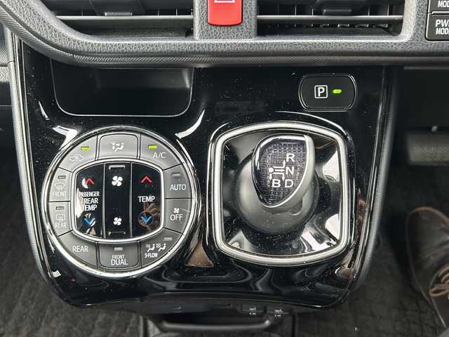 トヨタ ノア ハイブリッド Si ダブルバイビー 愛知県 2018(平30)年 4.8万km ブラッキッシュアゲハガラスフレーク 登録時走行距離47882km/ワンオーナー/純正7インチSDナビ/(Bluetooth/ワンセグTV/DVD/AUX)/バックカメラ/ドラレコ前後/トヨタセーフティー/プリクラッシュセーフティー/レーンディパーチャーアラート/先行車発進告知/オートマチックハイビーム/クルーズコントロール/両側パワスラ/後席サイドサンシェード/ドラレコモードスイッチ/ステアリングスイッチ/前席シートヒーター/2.1AUSBアクセサリー/プッシュスタート/スマートキー/(スペアキー×1)/取説/保証書