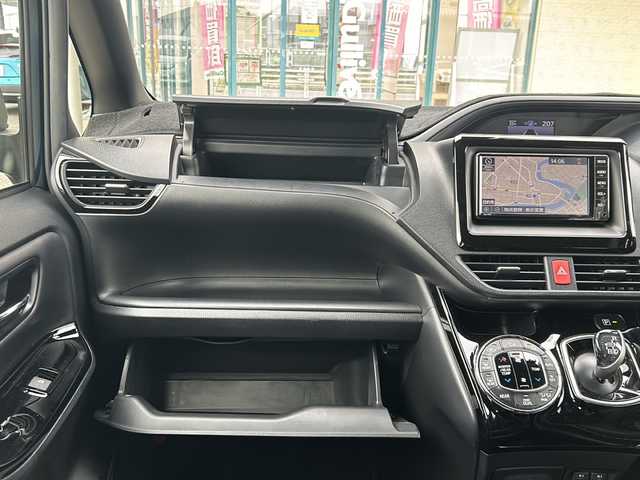 トヨタ ノア ハイブリッド Si ダブルバイビー 愛知県 2018(平30)年 4.8万km ブラッキッシュアゲハガラスフレーク 登録時走行距離47882km/ワンオーナー/純正7インチSDナビ/(Bluetooth/ワンセグTV/DVD/AUX)/バックカメラ/ドラレコ前後/トヨタセーフティー/プリクラッシュセーフティー/レーンディパーチャーアラート/先行車発進告知/オートマチックハイビーム/クルーズコントロール/両側パワスラ/後席サイドサンシェード/ドラレコモードスイッチ/ステアリングスイッチ/前席シートヒーター/2.1AUSBアクセサリー/プッシュスタート/スマートキー/(スペアキー×1)/取説/保証書