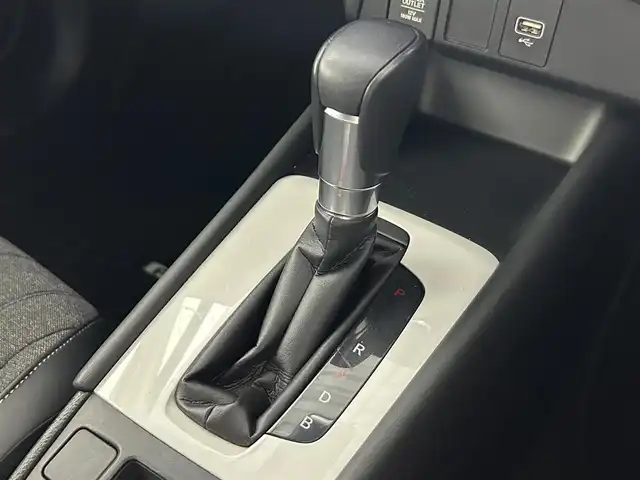 ホンダ フィット e:HEVホーム 佐賀県 2020(令2)年 2.6万km プレミアムサンライトホワイトパール 純正8インチナビ/CD/DVD/フルセグTV/Bluetooth/ホンダセンシング/衝突軽減ブレーキ/路外逸脱抑制システム/踏み間違い衝突軽減ブレーキ/クリアランスソナー/横滑り防止/追従付きクルーズコントロール/ハーフレザーシート/ＬＥＤライト/前方ドライブレコーダー/ビルトインETC/USB入力/電子パーキング/ブレーキホールド/三点エアバック/スマートキー/スペアキー/純正フロアマット/ドアバイザー