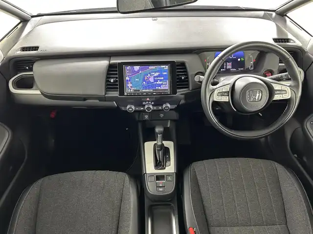 ホンダ フィット e:HEVホーム 佐賀県 2020(令2)年 2.6万km プレミアムサンライトホワイトパール 純正8インチナビ/CD/DVD/フルセグTV/Bluetooth/ホンダセンシング/衝突軽減ブレーキ/路外逸脱抑制システム/踏み間違い衝突軽減ブレーキ/クリアランスソナー/横滑り防止/追従付きクルーズコントロール/ハーフレザーシート/ＬＥＤライト/前方ドライブレコーダー/ビルトインETC/USB入力/電子パーキング/ブレーキホールド/三点エアバック/スマートキー/スペアキー/純正フロアマット/ドアバイザー