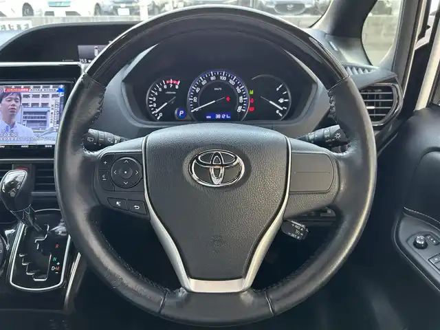 トヨタ エスクァイア Gi ブラックテーラード 兵庫県 2017(平29)年 3.9万km ホワイトパールクリスタルシャイン ワンオーナー/純正ナビ/（CD/DVD/BT)/ETC/フルセグTV/衝突軽減ブレーキ/クルーズコントロール/両側パワースライドドア/フリップダウンモニター/MTモード付AT/レザーシート/シートヒーター/スマートキー/純正フロアマット/社外アルミ18インチ/取扱説明書・保証書