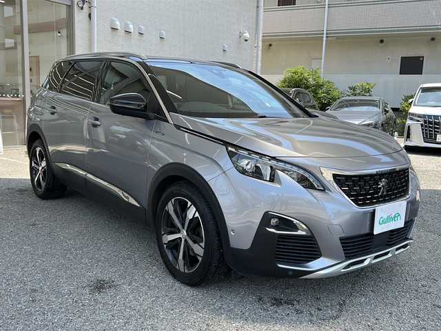 プジョー ５００８ GTライン ブルーHDi 兵庫県 2020(令2)年 6.7万km シルバー ディスプレイオーディオ/BT/USB/ipod/Applecarplay/AncroidoAuto/フルセグテレビ（走行中視聴可能）/バックカメラ/左側カメラ/サンルーフ/Qi充電/アイドリングストップ/ETC/ドライブレコーダー　HDR-204G/３列シート/シートヒーターD+N席/パワーシート　D席/パドルシフト/アイドリングストップ/アンチロック・ブレーキ・システム/レーンキープアシスト/コーナーセンサー前後/アダプティブクルーズコントロール/ダウンヒルアシストコントロール/盗難防止装置/横滑り防止装置/衝突被害軽減システム/パワーステアリング/パワーウィンドウ/オートマチックハイビーム/LEDヘッドライト/純正フロアマット/純正アルミホイール/エアバッグ（W+サイド）/カーテンエアバッグ/スペアキー（１本）/取扱説明書/保証書