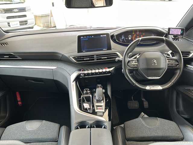 プジョー ５００８ GTライン ブルーHDi 兵庫県 2020(令2)年 6.7万km シルバー ディスプレイオーディオ/BT/USB/ipod/Applecarplay/AncroidoAuto/フルセグテレビ（走行中視聴可能）/バックカメラ/左側カメラ/サンルーフ/Qi充電/アイドリングストップ/ETC/ドライブレコーダー　HDR-204G/３列シート/シートヒーターD+N席/パワーシート　D席/パドルシフト/アイドリングストップ/アンチロック・ブレーキ・システム/レーンキープアシスト/コーナーセンサー前後/アダプティブクルーズコントロール/ダウンヒルアシストコントロール/盗難防止装置/横滑り防止装置/衝突被害軽減システム/パワーステアリング/パワーウィンドウ/オートマチックハイビーム/LEDヘッドライト/純正フロアマット/純正アルミホイール/エアバッグ（W+サイド）/カーテンエアバッグ/スペアキー（１本）/取扱説明書/保証書