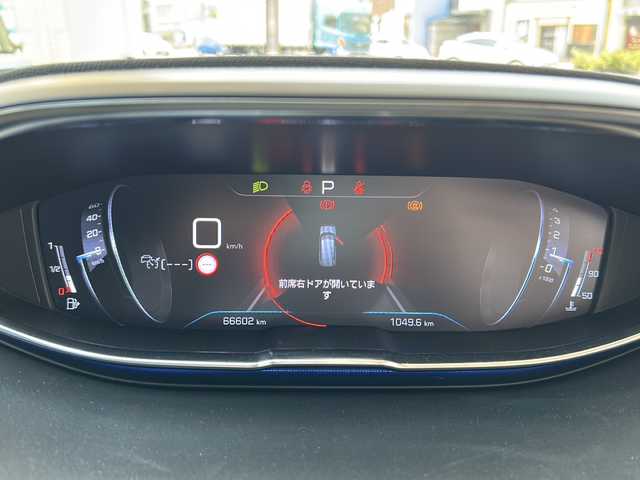 プジョー ５００８ GTライン ブルーHDi 兵庫県 2020(令2)年 6.7万km シルバー ディスプレイオーディオ/BT/USB/ipod/Applecarplay/AncroidoAuto/フルセグテレビ（走行中視聴可能）/バックカメラ/左側カメラ/サンルーフ/Qi充電/アイドリングストップ/ETC/ドライブレコーダー　HDR-204G/３列シート/シートヒーターD+N席/パワーシート　D席/パドルシフト/アイドリングストップ/アンチロック・ブレーキ・システム/レーンキープアシスト/コーナーセンサー前後/アダプティブクルーズコントロール/ダウンヒルアシストコントロール/盗難防止装置/横滑り防止装置/衝突被害軽減システム/パワーステアリング/パワーウィンドウ/オートマチックハイビーム/LEDヘッドライト/純正フロアマット/純正アルミホイール/エアバッグ（W+サイド）/カーテンエアバッグ/スペアキー（１本）/取扱説明書/保証書