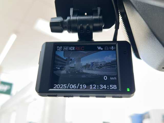 プジョー ５００８ GTライン ブルーHDi 兵庫県 2020(令2)年 6.7万km シルバー ディスプレイオーディオ/BT/USB/ipod/Applecarplay/AncroidoAuto/フルセグテレビ（走行中視聴可能）/バックカメラ/左側カメラ/サンルーフ/Qi充電/アイドリングストップ/ETC/ドライブレコーダー　HDR-204G/３列シート/シートヒーターD+N席/パワーシート　D席/パドルシフト/アイドリングストップ/アンチロック・ブレーキ・システム/レーンキープアシスト/コーナーセンサー前後/アダプティブクルーズコントロール/ダウンヒルアシストコントロール/盗難防止装置/横滑り防止装置/衝突被害軽減システム/パワーステアリング/パワーウィンドウ/オートマチックハイビーム/LEDヘッドライト/純正フロアマット/純正アルミホイール/エアバッグ（W+サイド）/カーテンエアバッグ/スペアキー（１本）/取扱説明書/保証書