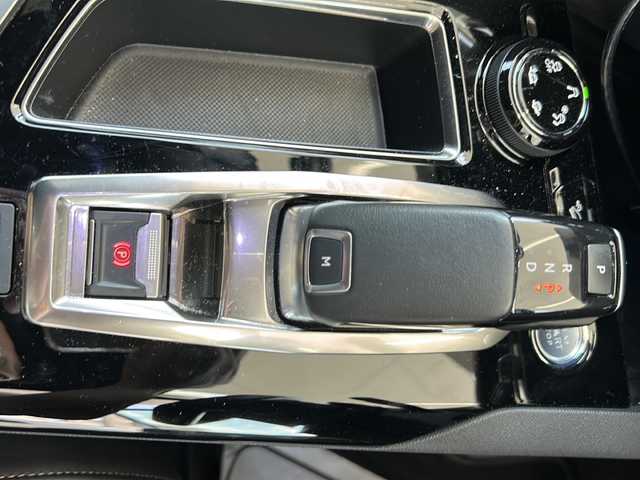 プジョー ５００８ GTライン ブルーHDi 兵庫県 2020(令2)年 6.7万km シルバー ディスプレイオーディオ/BT/USB/ipod/Applecarplay/AncroidoAuto/フルセグテレビ（走行中視聴可能）/バックカメラ/左側カメラ/サンルーフ/Qi充電/アイドリングストップ/ETC/ドライブレコーダー　HDR-204G/３列シート/シートヒーターD+N席/パワーシート　D席/パドルシフト/アイドリングストップ/アンチロック・ブレーキ・システム/レーンキープアシスト/コーナーセンサー前後/アダプティブクルーズコントロール/ダウンヒルアシストコントロール/盗難防止装置/横滑り防止装置/衝突被害軽減システム/パワーステアリング/パワーウィンドウ/オートマチックハイビーム/LEDヘッドライト/純正フロアマット/純正アルミホイール/エアバッグ（W+サイド）/カーテンエアバッグ/スペアキー（１本）/取扱説明書/保証書