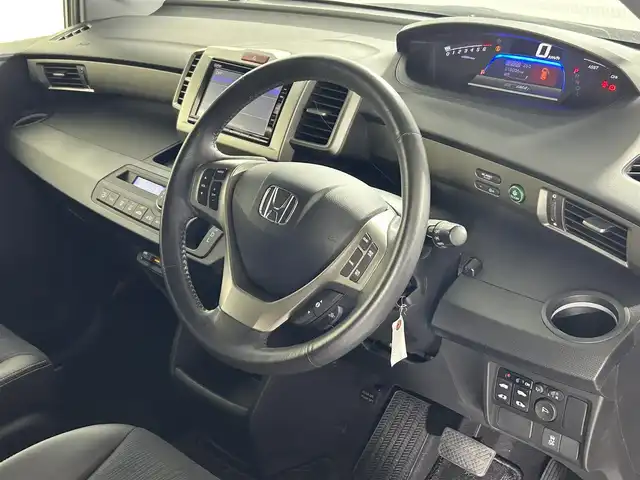 ホンダ フリード スパイク ハイブリット プレミアムエディション 佐賀県 2016(平28)年 1万km グラマラスモーブP 純正７インチナビ【VXM-165VFi】/（フルセグTV/BT/CD/SD）/純正フリップダウンモニター/バックカメラ/両側パワースライドドア/ビルトインETC/クルーズコントロール/運転席パワーシート/オートライト/横滑り防止装置/純正フロアマット