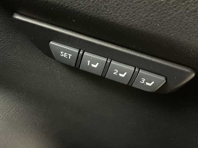 レクサス ＮＸ 300h Iパッケージ 三重県 2015(平27)年 7.8万km ブラック /禁煙車//純正ナビ/　AM/FM/CD/DVD/BT/フルセグ/AUX/USB//前席シートヒーター//ヘッドアップディスプレイ//パドルシフト//レーダークルーズコントロール//パワーバックドア//LEDオートライト//オートマチックハイビーム//ブラインドスポットモニター//ステアリングヒーター//電動パーキング//革巻ステアリング//メモリ付きパワーシート//ビルトインETC//茶皮シート