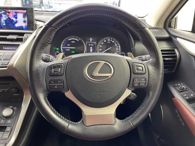 レクサス ＮＸ 300h Iパッケージ 三重県 2015(平27)年 7.8万km ブラック /禁煙車//純正ナビ/　AM/FM/CD/DVD/BT/フルセグ/AUX/USB//前席シートヒーター//ヘッドアップディスプレイ//パドルシフト//レーダークルーズコントロール//パワーバックドア//LEDオートライト//オートマチックハイビーム//ブラインドスポットモニター//ステアリングヒーター//電動パーキング//革巻ステアリング//メモリ付きパワーシート//ビルトインETC//茶皮シート