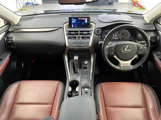 レクサス ＮＸ 300h Iパッケージ 三重県 2015(平27)年 7.8万km ブラック /禁煙車//純正ナビ/　AM/FM/CD/DVD/BT/フルセグ/AUX/USB//前席シートヒーター//ヘッドアップディスプレイ//パドルシフト//レーダークルーズコントロール//パワーバックドア//LEDオートライト//オートマチックハイビーム//ブラインドスポットモニター//ステアリングヒーター//電動パーキング//革巻ステアリング//メモリ付きパワーシート//ビルトインETC//茶皮シート