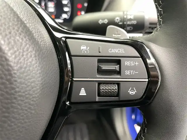 ホンダ ＺＲ－Ｖ ハイブリッド e:HEV Z 鹿児島県 2024(令6)年 1.4万km プレミアムクリスタルブルークリスタル 禁煙車/純正ナビ/(Ｂｌｕｅｔｏｏｔｈ/フルセグTV)/ホンダセンシング/　・衝突軽減ブレーキ（CMBS）/　・誤発進抑制機能/　・後方誤発進抑制機能/　・近距離衝突軽減ブレーキ/　・歩行者事故低減ステアリング/　・路外逸脱抑制機能/　・渋滞追従機能付アダプティブクルーズコントロール（ACC）/　・車線維持支援システム（LKAS）/　・トラフィックジャムアシスト（渋滞運転支援機能）/　・先行車発進お知らせ機能/　・標識認識機能/　・アダプティブドライビングビーム/　・ブラインドスポットインフォメーション/　・パーキングセンサーシステム/置くだけ充電/前席シートヒーター/BOSEプレミアムサウンドシステム/ステアリングヒーター/パワーテールゲート/ETC