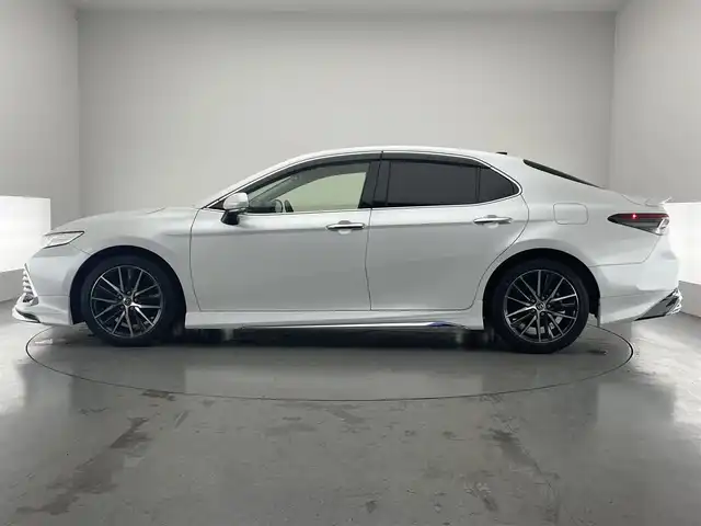 トヨタ カムリ G レザーパッケージ 愛知県 2021(令3)年 1.6万km プラチナホワイトパールマイカ メーカーナビ　純正９イ型DA　全方位カメラ　フルセグTV　パノラマムーンルーフ　モデリスタ　BSM　HUD　JBLサウンド　黒革シート　追従クルコン　ETC2.0　LEDオートライト　フォグ　衝突軽減　車線逸脱　禁煙車