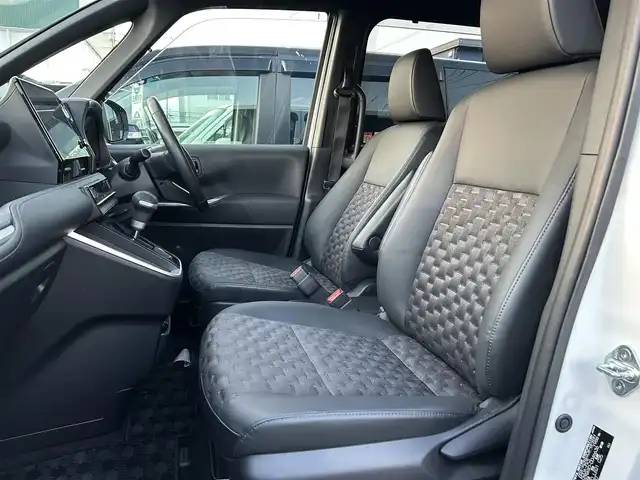 トヨタ ヴォクシー S－Z 神奈川県 2023(令5)年 4.1万km ホワイトパールクリスタルシャイン 純正ディスプレイオーディオナビ　/フルセグ　/ＥＴＣ２．０　/ステマリングヒーター　/前後ドラレコ　/電動リアゲート/シートヒーター　/ドアバイザー　/パワーバックドア　/後席モニター　/オットマン/HDMI　/カーテンエアバッグ/LEDヘッドライト/ABS/横滑り防止装置/コーナーセンサー/レーンキープアシスト/オートマチックハイビーム