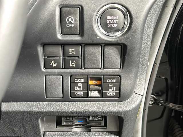 トヨタ ノア Si 広島県 2018(平30)年 5万km ブラック 社外ナビ/（Bluetooth/SD/CD/DVD/フルセグTV)/アルパイン製フリップダウンモニター/ETC/バックカメラ/両側パワースライドドア/クルーズコントロール/LEDヘッドライト/フォグランプ/オートマチックハイビーム/純正16インチアルミホイール/フロアマット/スペアキー1本/スマートキー/ABS/横滑り防止装置/衝突被害軽減ブレーキ/レーンキープアシスト/盗難防止装置