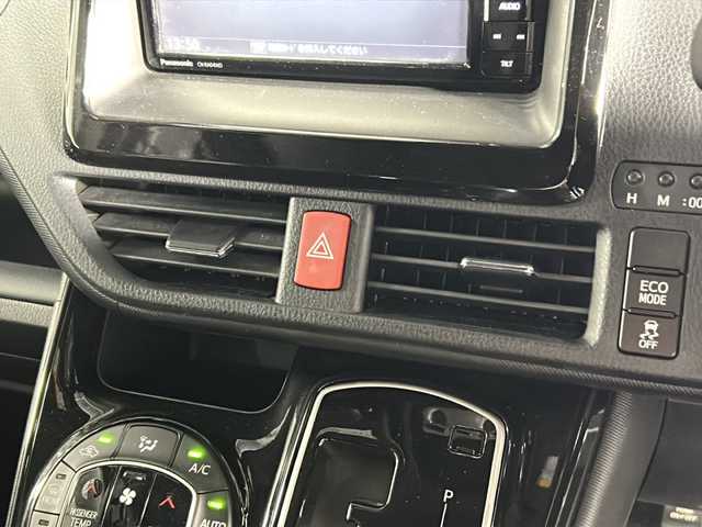 トヨタ ノア Si 広島県 2018(平30)年 5万km ブラック 社外ナビ/（Bluetooth/SD/CD/DVD/フルセグTV)/アルパイン製フリップダウンモニター/ETC/バックカメラ/両側パワースライドドア/クルーズコントロール/LEDヘッドライト/フォグランプ/オートマチックハイビーム/純正16インチアルミホイール/フロアマット/スペアキー1本/スマートキー/ABS/横滑り防止装置/衝突被害軽減ブレーキ/レーンキープアシスト/盗難防止装置