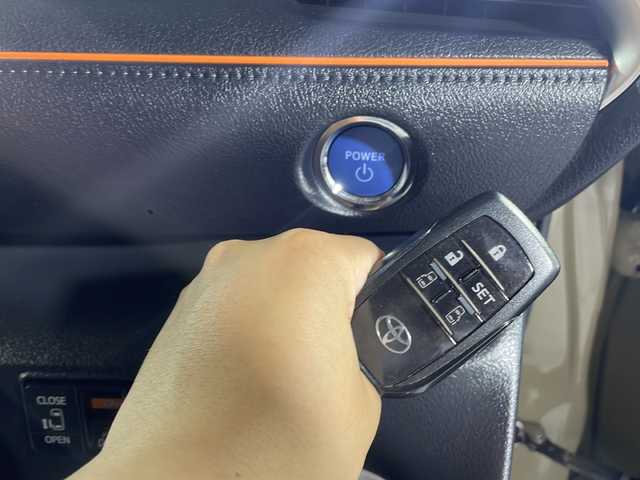 トヨタ シエンタ ハイブリッド ファンベースG クエロ 沖縄県 2021(令3)年 2.5万km ベージュ 禁煙車/県外仕入/両側パワースライドドア/衝突軽減ブレーキ/純正９インチナビ（フルセグテレビ、Ｂｌｕｅｔｏｏｔｈ）/ドライブレコーダー/アラウンドビューモニター/クルーズコントロール/レザーシート/レーンキープアシスト/クリアランスソナー/ステアリングスイッチ