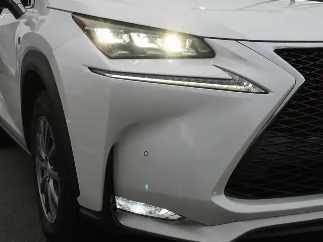 レクサス ＮＸ 200t Fスポーツ 茨城県 2015(平27)年 13.3万km ソニッククォーツ 純正ナビ/【ラジオ・DISC・SD・USB・BT・VTR・AUX・TV】/シートヒーター/エアシート/パワーシート/シートメモリ/ステアリングヒーター/パドルシフト/レーダークルコン/ETC/Bカメラ/左サイドカメラ/前後コーナーセンサー/アイドリングストップ/ブレーキホールド/純正フロアマット/社外アルミホイール