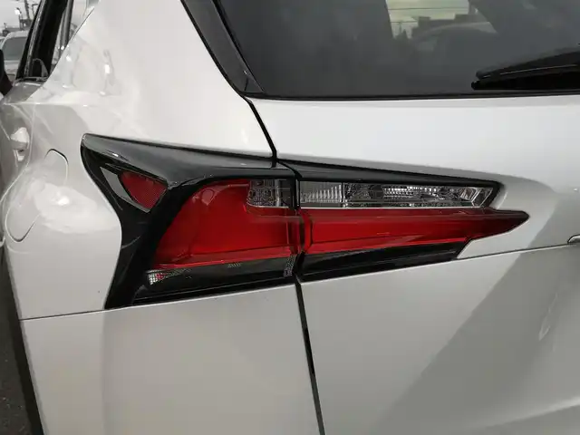 レクサス ＮＸ 200t Fスポーツ 茨城県 2015(平27)年 13.3万km ソニッククォーツ 純正ナビ/【ラジオ・DISC・SD・USB・BT・VTR・AUX・TV】/シートヒーター/エアシート/パワーシート/シートメモリ/ステアリングヒーター/パドルシフト/レーダークルコン/ETC/Bカメラ/左サイドカメラ/前後コーナーセンサー/アイドリングストップ/ブレーキホールド/純正フロアマット/社外アルミホイール