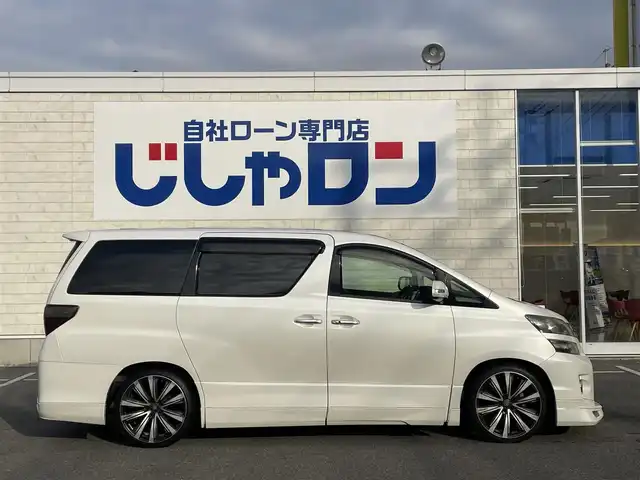 トヨタ ヴェルファイア 2．4Z 佐賀県 2012(平24)年 8.3万km ホワイトパールクリスタルシャイン (株)IDOMが運営する【じしゃロン佐賀店】の自社ローン対象車両になります。こちらは現金ご利用時の価格です。自社ローンご希望の方は別途その旨お申付け下さい。/アルパイン　ビックX９インチ/メモリーナビ/CD/DVD/SD/BT/フルセグ/アルパインフリップダウンモニター/前方ドラレコ/バックカメラ/両側パワーパワースライドドア/バックドアイージークロージャー/ローダウン/社外アルミ　AME２０インチ/社外テール/社外マフラー(rosso modello)/HIDヘッドライト/社外LEDフォグ/社外カーテシイルミ/社外ダッシュマット/社外USB充電ポート×２/社外シートカバー(clazzio)/7人乗り/オットマンシート/シフトゲートイルミ/コーナーセンサー/ウッドコンビハンドル/オートライト/ナノイーエアコン/リアフィルム/ドアバイザー/スマートキー×２/新車時保証書/取扱説明書/ナビ取扱説明書/ドラレコ取扱説明書