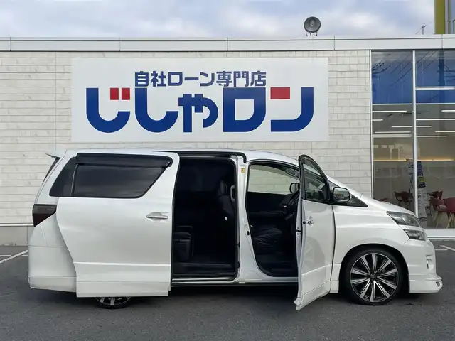 トヨタ ヴェルファイア 2．4Z 佐賀県 2012(平24)年 8.3万km ホワイトパールクリスタルシャイン (株)IDOMが運営する【じしゃロン佐賀店】の自社ローン対象車両になります。こちらは現金ご利用時の価格です。自社ローンご希望の方は別途その旨お申付け下さい。/アルパイン　ビックX９インチ/メモリーナビ/CD/DVD/SD/BT/フルセグ/アルパインフリップダウンモニター/前方ドラレコ/バックカメラ/両側パワーパワースライドドア/バックドアイージークロージャー/ローダウン/社外アルミ　AME２０インチ/社外テール/社外マフラー(rosso modello)/HIDヘッドライト/社外LEDフォグ/社外カーテシイルミ/社外ダッシュマット/社外USB充電ポート×２/社外シートカバー(clazzio)/7人乗り/オットマンシート/シフトゲートイルミ/コーナーセンサー/ウッドコンビハンドル/オートライト/ナノイーエアコン/リアフィルム/ドアバイザー/スマートキー×２/新車時保証書/取扱説明書/ナビ取扱説明書/ドラレコ取扱説明書