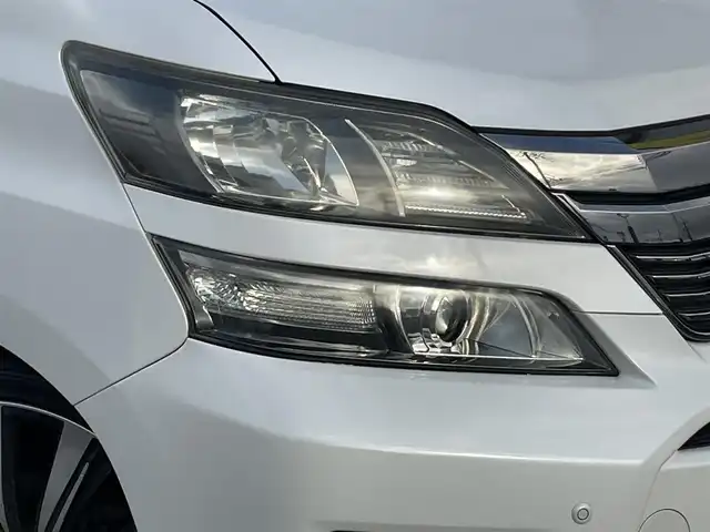 トヨタ ヴェルファイア 2．4Z 佐賀県 2012(平24)年 8.3万km ホワイトパールクリスタルシャイン (株)IDOMが運営する【じしゃロン佐賀店】の自社ローン対象車両になります。こちらは現金ご利用時の価格です。自社ローンご希望の方は別途その旨お申付け下さい。/アルパイン　ビックX９インチ/メモリーナビ/CD/DVD/SD/BT/フルセグ/アルパインフリップダウンモニター/前方ドラレコ/バックカメラ/両側パワーパワースライドドア/バックドアイージークロージャー/ローダウン/社外アルミ　AME２０インチ/社外テール/社外マフラー(rosso modello)/HIDヘッドライト/社外LEDフォグ/社外カーテシイルミ/社外ダッシュマット/社外USB充電ポート×２/社外シートカバー(clazzio)/7人乗り/オットマンシート/シフトゲートイルミ/コーナーセンサー/ウッドコンビハンドル/オートライト/ナノイーエアコン/リアフィルム/ドアバイザー/スマートキー×２/新車時保証書/取扱説明書/ナビ取扱説明書/ドラレコ取扱説明書