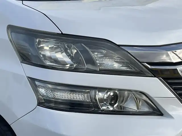 トヨタ ヴェルファイア 2．4Z 佐賀県 2012(平24)年 8.3万km ホワイトパールクリスタルシャイン (株)IDOMが運営する【じしゃロン佐賀店】の自社ローン対象車両になります。こちらは現金ご利用時の価格です。自社ローンご希望の方は別途その旨お申付け下さい。/アルパイン　ビックX９インチ/メモリーナビ/CD/DVD/SD/BT/フルセグ/アルパインフリップダウンモニター/前方ドラレコ/バックカメラ/両側パワーパワースライドドア/バックドアイージークロージャー/ローダウン/社外アルミ　AME２０インチ/社外テール/社外マフラー(rosso modello)/HIDヘッドライト/社外LEDフォグ/社外カーテシイルミ/社外ダッシュマット/社外USB充電ポート×２/社外シートカバー(clazzio)/7人乗り/オットマンシート/シフトゲートイルミ/コーナーセンサー/ウッドコンビハンドル/オートライト/ナノイーエアコン/リアフィルム/ドアバイザー/スマートキー×２/新車時保証書/取扱説明書/ナビ取扱説明書/ドラレコ取扱説明書