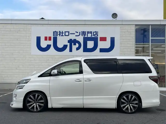 トヨタ ヴェルファイア 2．4Z 佐賀県 2012(平24)年 8.3万km ホワイトパールクリスタルシャイン (株)IDOMが運営する【じしゃロン佐賀店】の自社ローン対象車両になります。こちらは現金ご利用時の価格です。自社ローンご希望の方は別途その旨お申付け下さい。/アルパイン　ビックX９インチ/メモリーナビ/CD/DVD/SD/BT/フルセグ/アルパインフリップダウンモニター/前方ドラレコ/バックカメラ/両側パワーパワースライドドア/バックドアイージークロージャー/ローダウン/社外アルミ　AME２０インチ/社外テール/社外マフラー(rosso modello)/HIDヘッドライト/社外LEDフォグ/社外カーテシイルミ/社外ダッシュマット/社外USB充電ポート×２/社外シートカバー(clazzio)/7人乗り/オットマンシート/シフトゲートイルミ/コーナーセンサー/ウッドコンビハンドル/オートライト/ナノイーエアコン/リアフィルム/ドアバイザー/スマートキー×２/新車時保証書/取扱説明書/ナビ取扱説明書/ドラレコ取扱説明書
