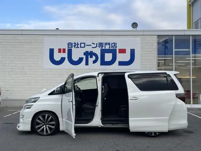 トヨタ ヴェルファイア 2．4Z 佐賀県 2012(平24)年 8.3万km ホワイトパールクリスタルシャイン (株)IDOMが運営する【じしゃロン佐賀店】の自社ローン対象車両になります。こちらは現金ご利用時の価格です。自社ローンご希望の方は別途その旨お申付け下さい。/アルパイン　ビックX９インチ/メモリーナビ/CD/DVD/SD/BT/フルセグ/アルパインフリップダウンモニター/前方ドラレコ/バックカメラ/両側パワーパワースライドドア/バックドアイージークロージャー/ローダウン/社外アルミ　AME２０インチ/社外テール/社外マフラー(rosso modello)/HIDヘッドライト/社外LEDフォグ/社外カーテシイルミ/社外ダッシュマット/社外USB充電ポート×２/社外シートカバー(clazzio)/7人乗り/オットマンシート/シフトゲートイルミ/コーナーセンサー/ウッドコンビハンドル/オートライト/ナノイーエアコン/リアフィルム/ドアバイザー/スマートキー×２/新車時保証書/取扱説明書/ナビ取扱説明書/ドラレコ取扱説明書