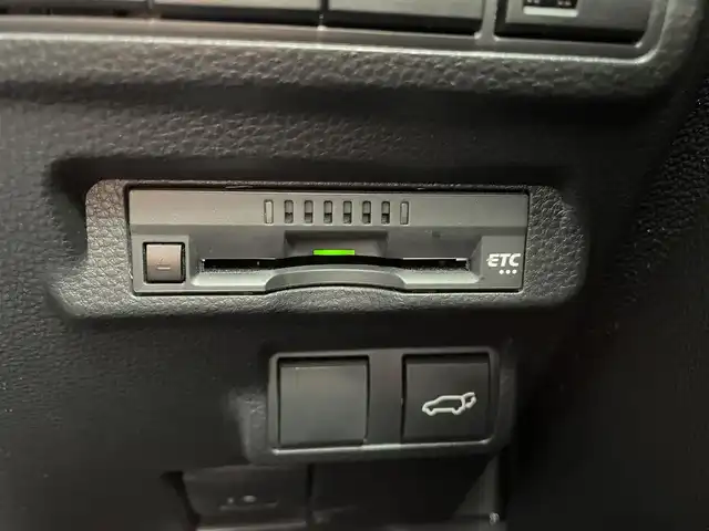 トヨタ カローラ クロス Z 滋賀県 2022(令4)年 5万km プラチナホワイトパールマイカ 純正9インチディスプレイオーディオ/・Bluetooth・USB・Miracast/全方位カメラ/ビルトインETC/前後ドライブレコーダー/前後コーナーセンサー/Dパワーシート/D/Nシートヒーター/衝突被害軽減ブレーキ/追従レーダークルーズコントロール/レーンキープアシスト/ハーフレザーシート/LEDヘッドライト/オートライト/オートハイビーム/電動リアゲート/純正フロアマット/純正18インチAW/盗難防止システム/横滑り防止/ビルトインETC/スマートキー