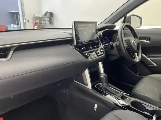 トヨタ カローラ クロス Z 滋賀県 2022(令4)年 5万km プラチナホワイトパールマイカ 純正9インチディスプレイオーディオ/・Bluetooth・USB・Miracast/全方位カメラ/ビルトインETC/前後ドライブレコーダー/前後コーナーセンサー/Dパワーシート/D/Nシートヒーター/衝突被害軽減ブレーキ/追従レーダークルーズコントロール/レーンキープアシスト/ハーフレザーシート/LEDヘッドライト/オートライト/オートハイビーム/電動リアゲート/純正フロアマット/純正18インチAW/盗難防止システム/横滑り防止/ビルトインETC/スマートキー