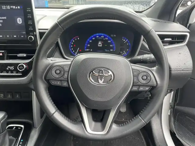 トヨタ カローラ クロス Z 滋賀県 2022(令4)年 5万km プラチナホワイトパールマイカ 純正9インチディスプレイオーディオ/・Bluetooth・USB・Miracast/全方位カメラ/ビルトインETC/前後ドライブレコーダー/前後コーナーセンサー/Dパワーシート/D/Nシートヒーター/衝突被害軽減ブレーキ/追従レーダークルーズコントロール/レーンキープアシスト/ハーフレザーシート/LEDヘッドライト/オートライト/オートハイビーム/電動リアゲート/純正フロアマット/純正18インチAW/盗難防止システム/横滑り防止/ビルトインETC/スマートキー