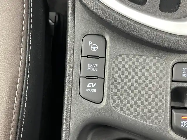 トヨタ ヤリスクロス ハイブリッド Z 千葉県 2021(令3)年 1.6万km ホワイトパールクリスタルシャイン セーフティセンス（衝突回避支援パッケージ）/・プリクラッシュセーフティ/・レーンディパーチャーアラート/・オートマチックハイビーム/・ドライバー異常時対応システム/・発進遅れ告知機能/・レーントレーシングアシスト/・レーダークルーズコントロール/・ロードサインアシスト/ブラインドスポットモニター/・安心降車アシスト/・パーキングサポートブレーキ/（前後方静止物／後方接近車両）/純正8インチディスプレイオーディオ/・Bluetooth/・メモリーナビ/・Miracast/・パノラミックビューモニター/パワーバックドア/スマートキー/パワーシート/シートヒーター/LEDヘッドライト/ステアリングヒーター/ビルトインETC2.0